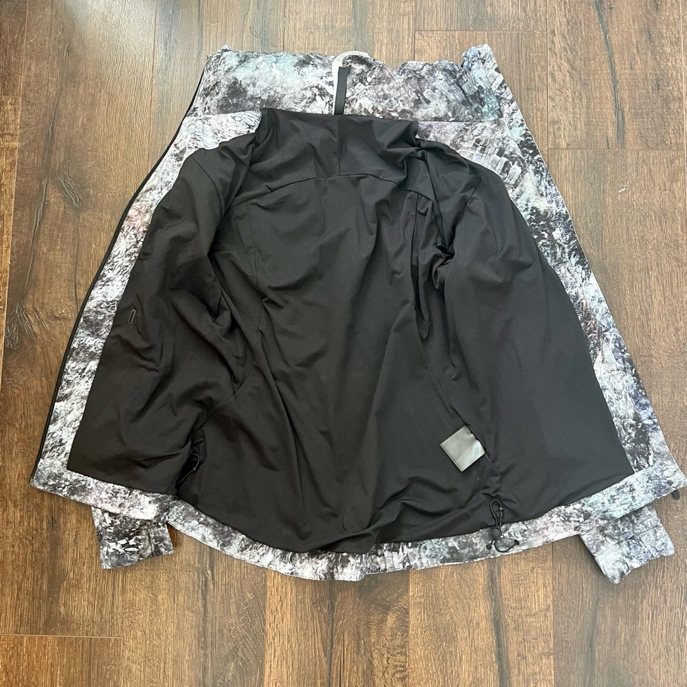 Lululemon rain jacket - Picture 6 of 10
